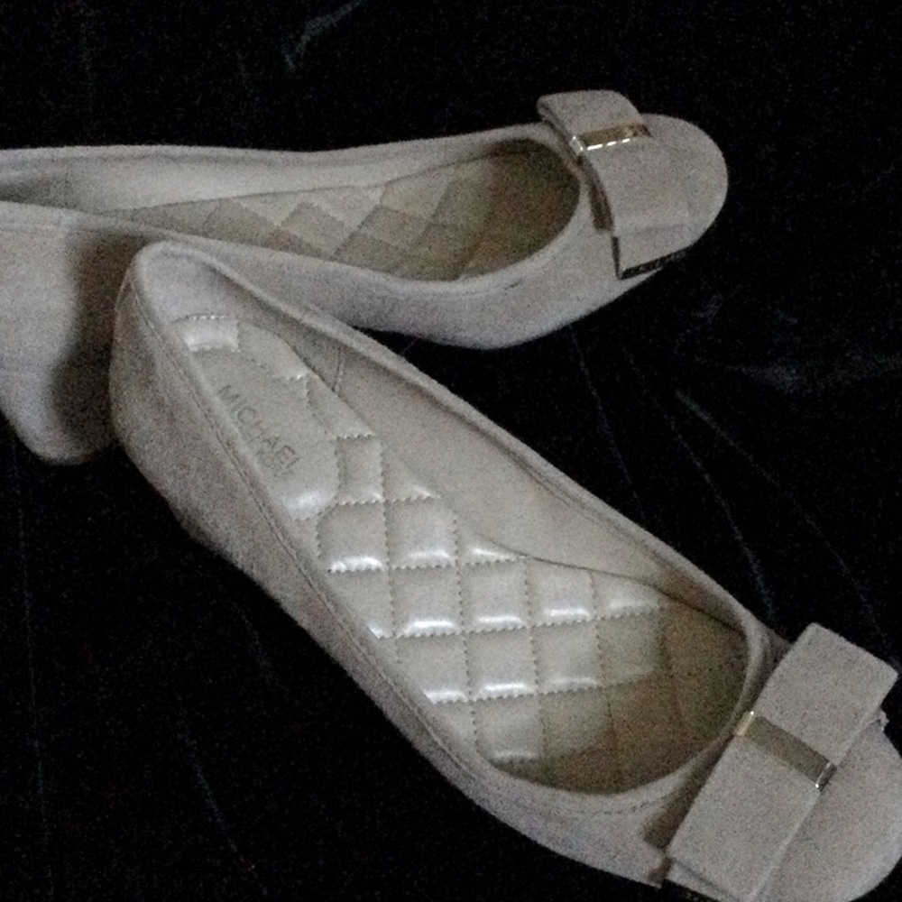 Michael Kors chunky heel Mary Janes. Taupe. Comfy quilted lining. Versatile!